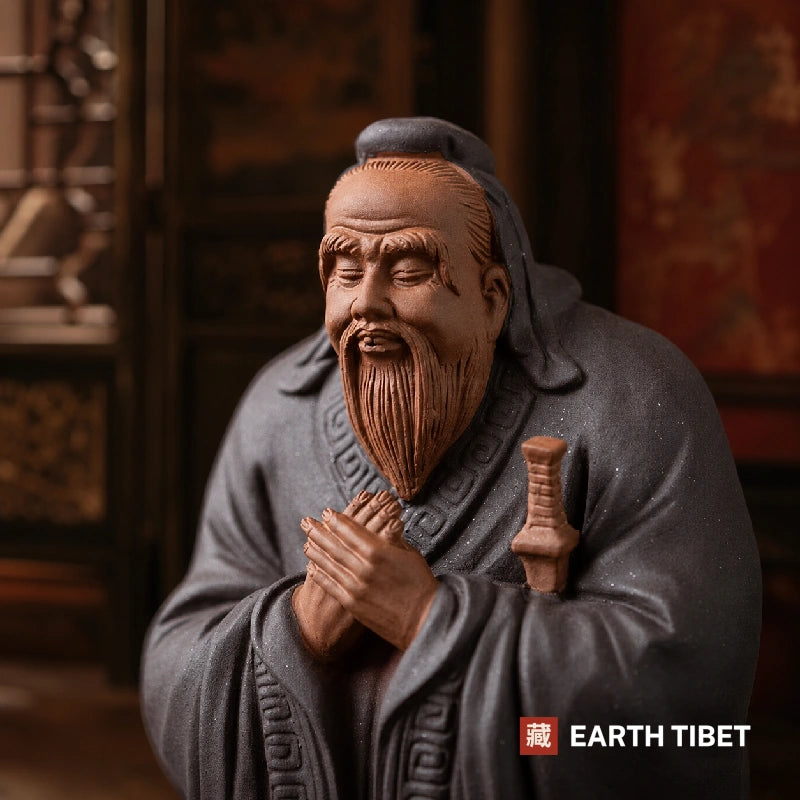 Close view of the Confucius statue, the clasped hands, long beard and the sword hilt behind the shoulder