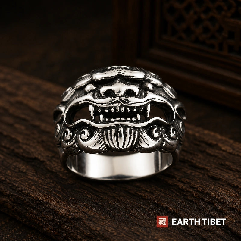 Front view of the guardian lion ring, open mouth with squared teeth and fangs at the corners